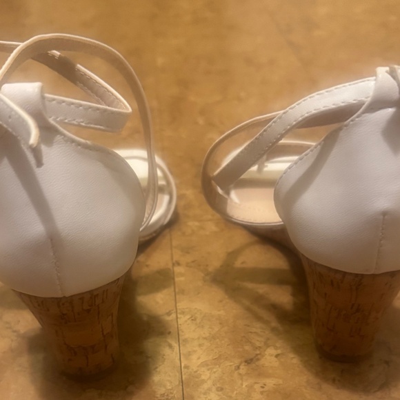 Le Chateau white sandals - Picture 3 of 3